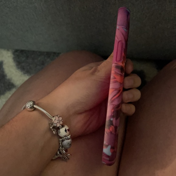 The cases is called speck for the iPhone 11pro - Picture 2 of 4